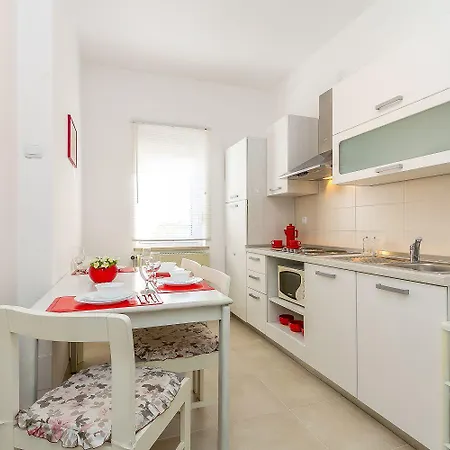 Geniessen Sie Diese Mit Klima, Terrasse Und Garten Mit Tollem Grillplatz Apartment Vinkuran